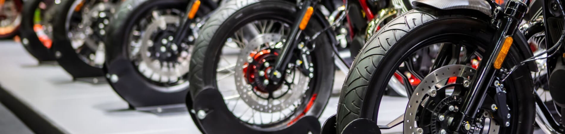 並べて停められているバイク